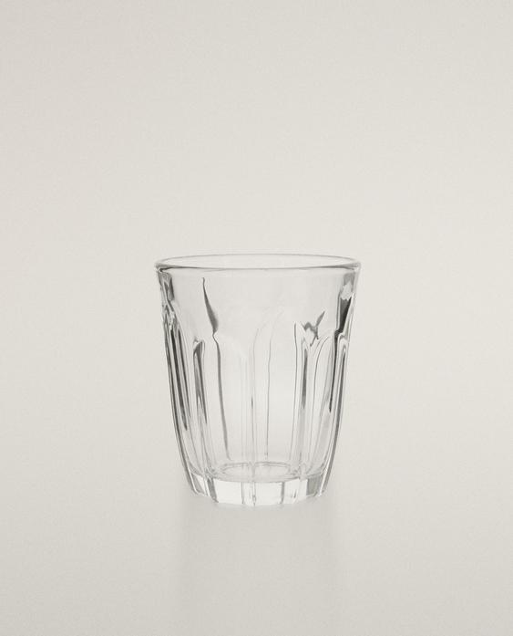 كوب قهوة بتصميم بارز