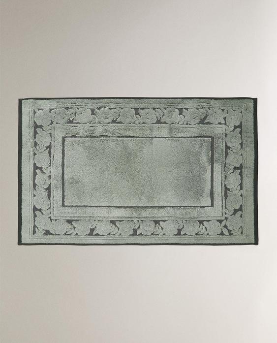 TOALHA DE PISO COM BORDA EM JACQUARD FLORAL