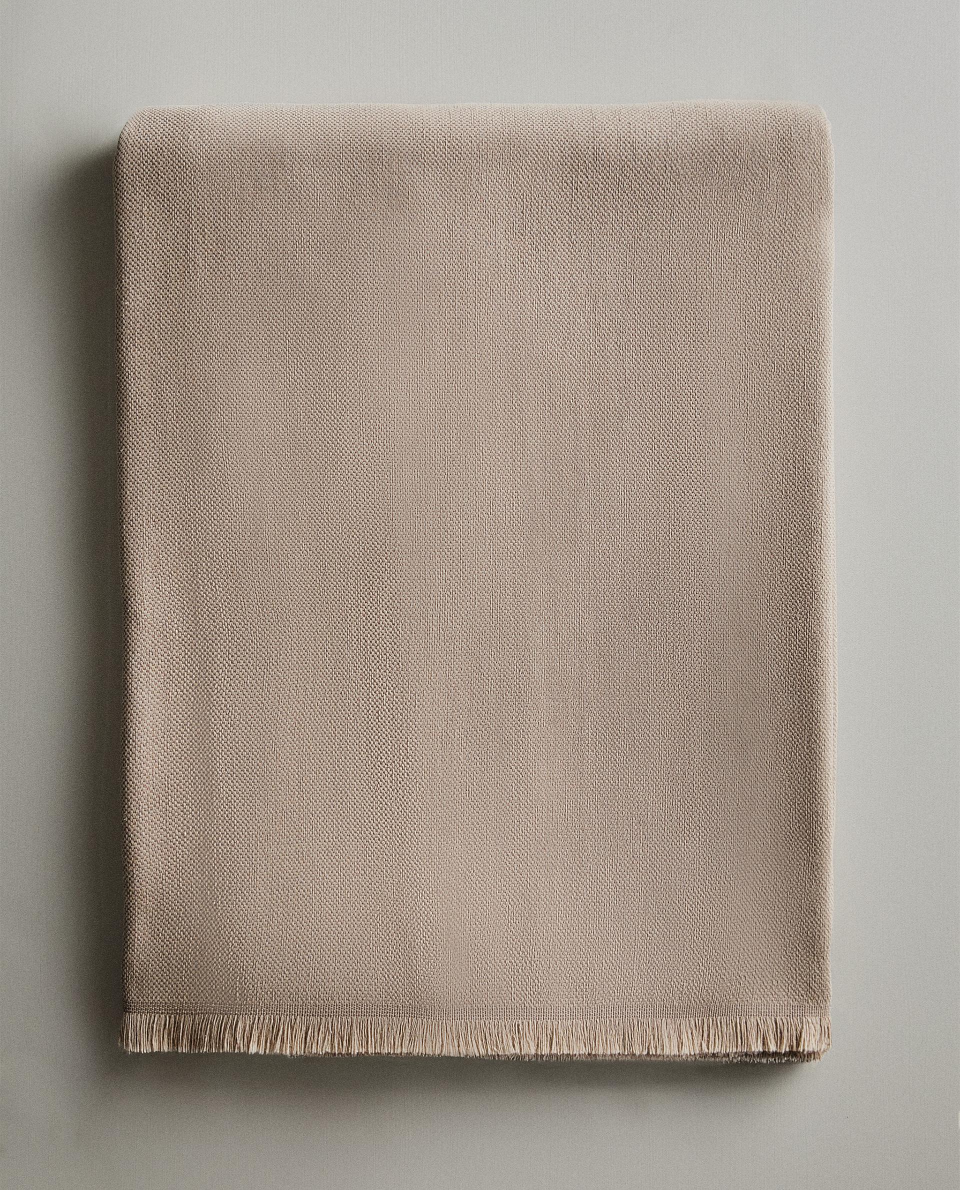 PLAIN MULTIPURPOSE THROW PLAIN MULTIPURPOSE THROW