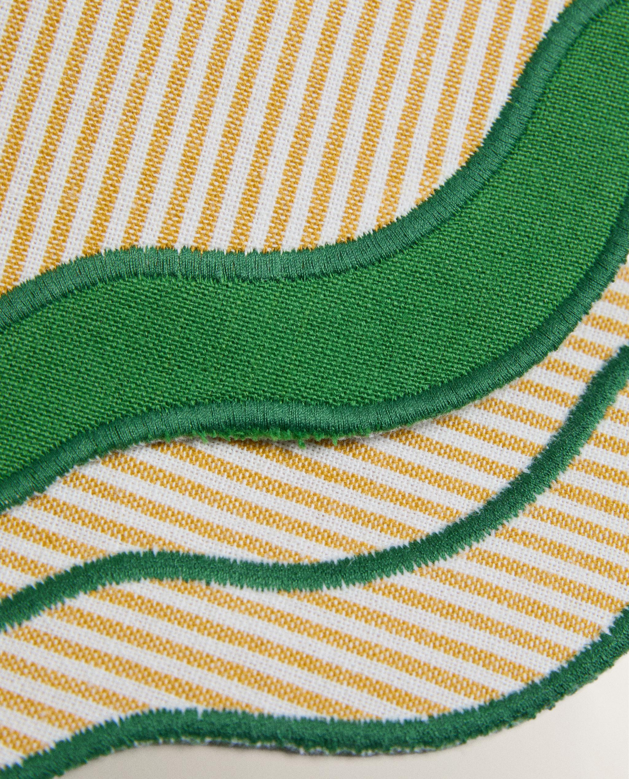 STRIPED PLACEMAT WITH SCALLOPED EDGE product thumbnail 3