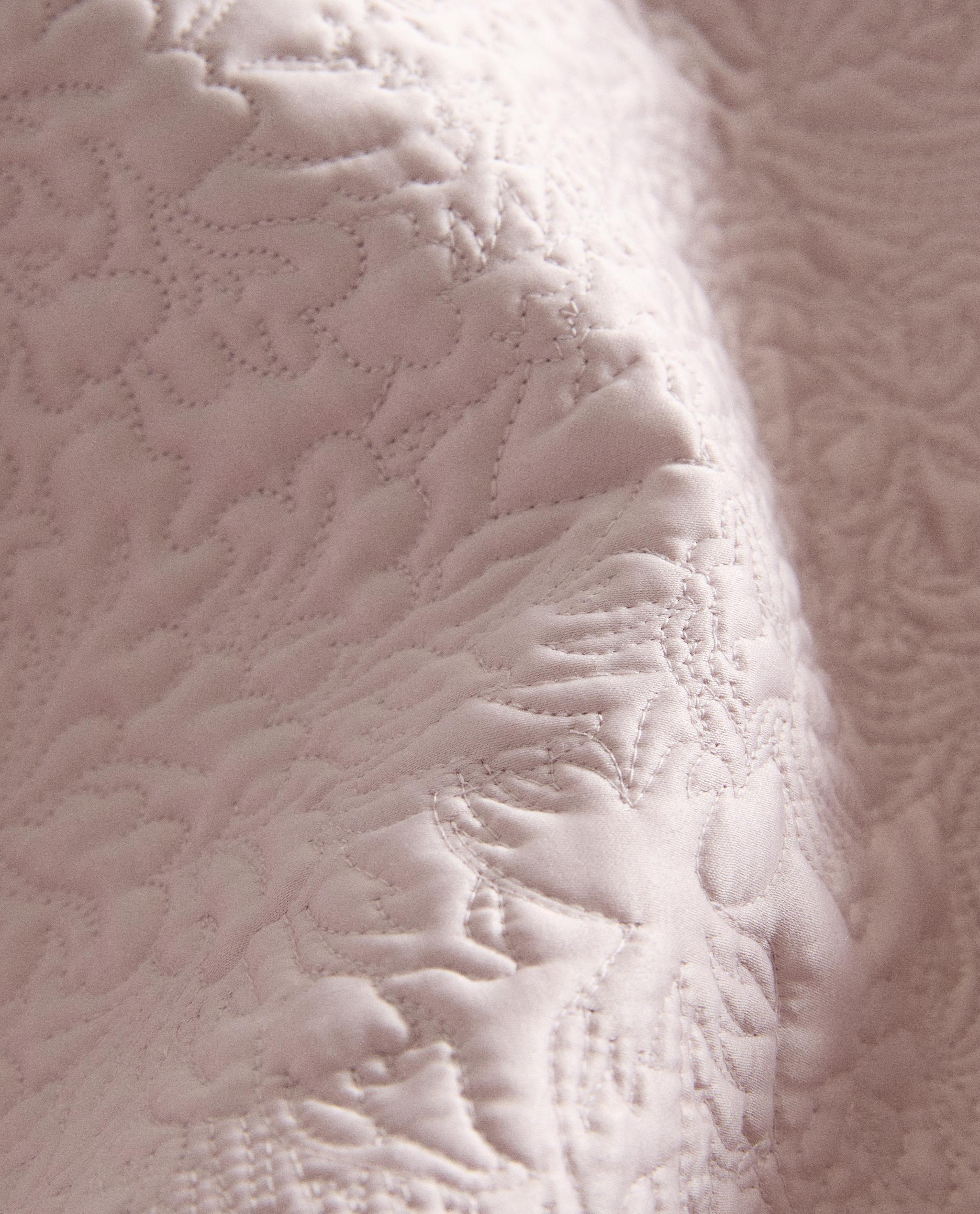 SCALLOPED FLORAL QUILTED BEDSPREAD product thumbnail 6