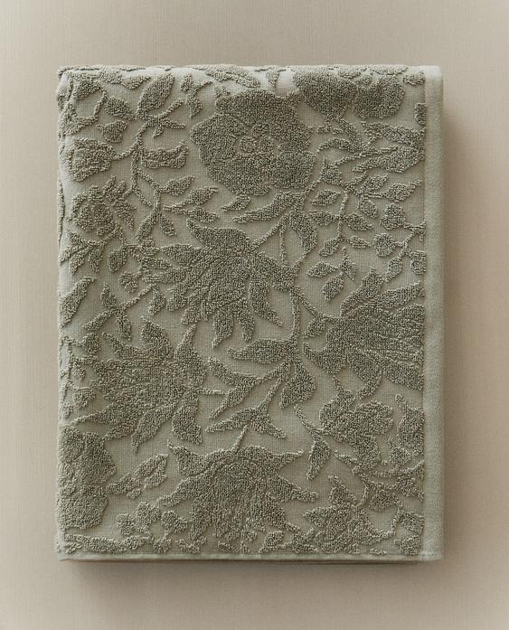 מגבת רחצה בעיצוב ג'קארד פרחוני