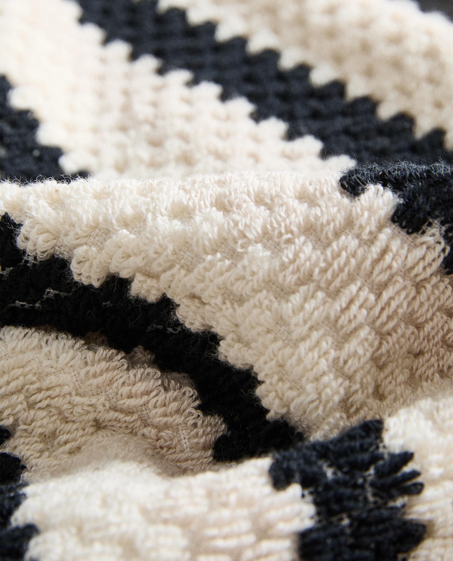 GEOMETRIC JACQUARD BATH TOWEL product thumbnail 3