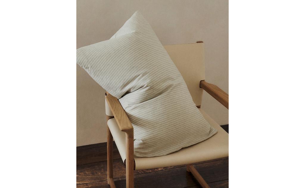 PREVLEKA ZA VZGLAVNIK IZ LANA IN BOMBAŽA S ČRTAMI