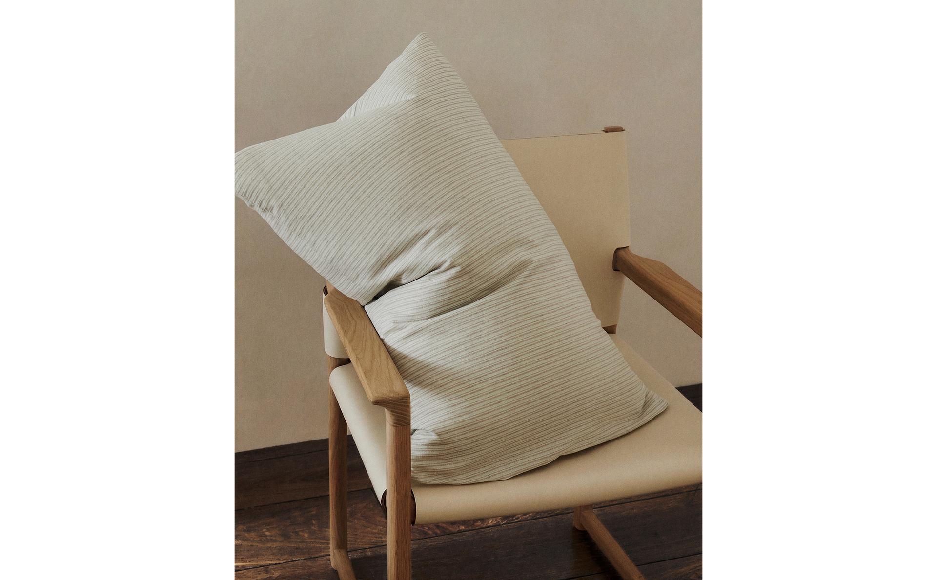 STRIPED LINEN AND COTTON PILLOWCASE STRIPED LINEN AND COTTON PILLOWCASE