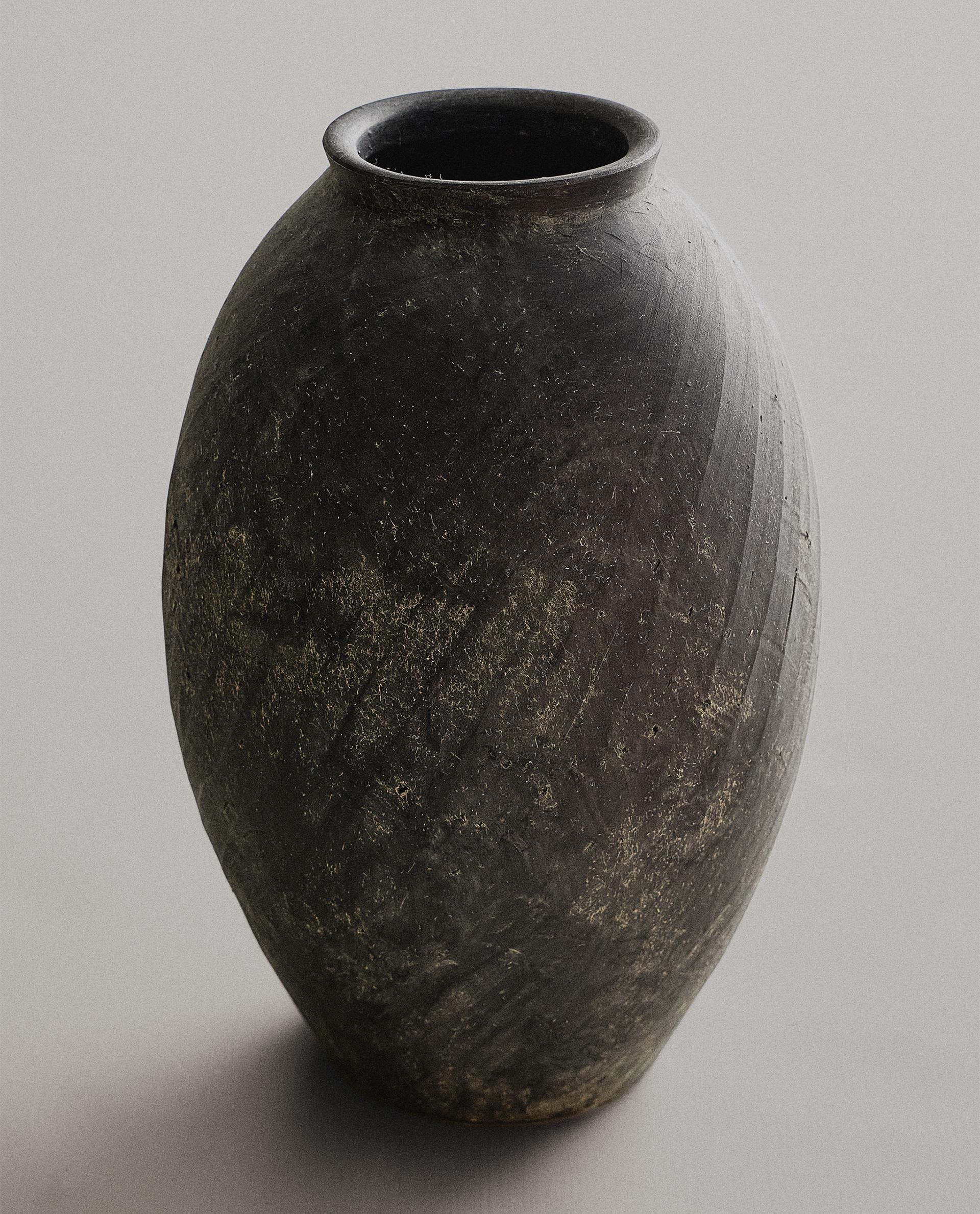 TEXTURED CERAMIC VASE TEXTURED CERAMIC VASE