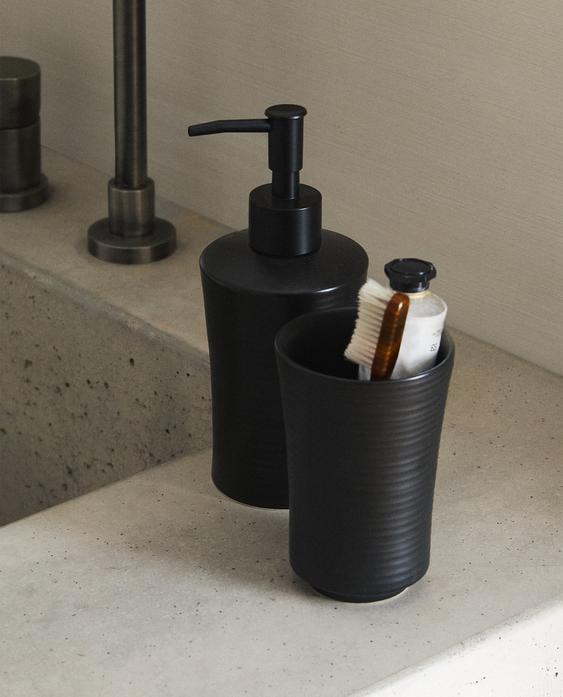 STRIPED CERAMIC BATHROOM SET