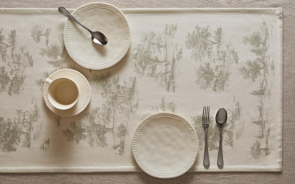 غطاء طاولة ضيق بطبعة توال دو جوي مع خيول