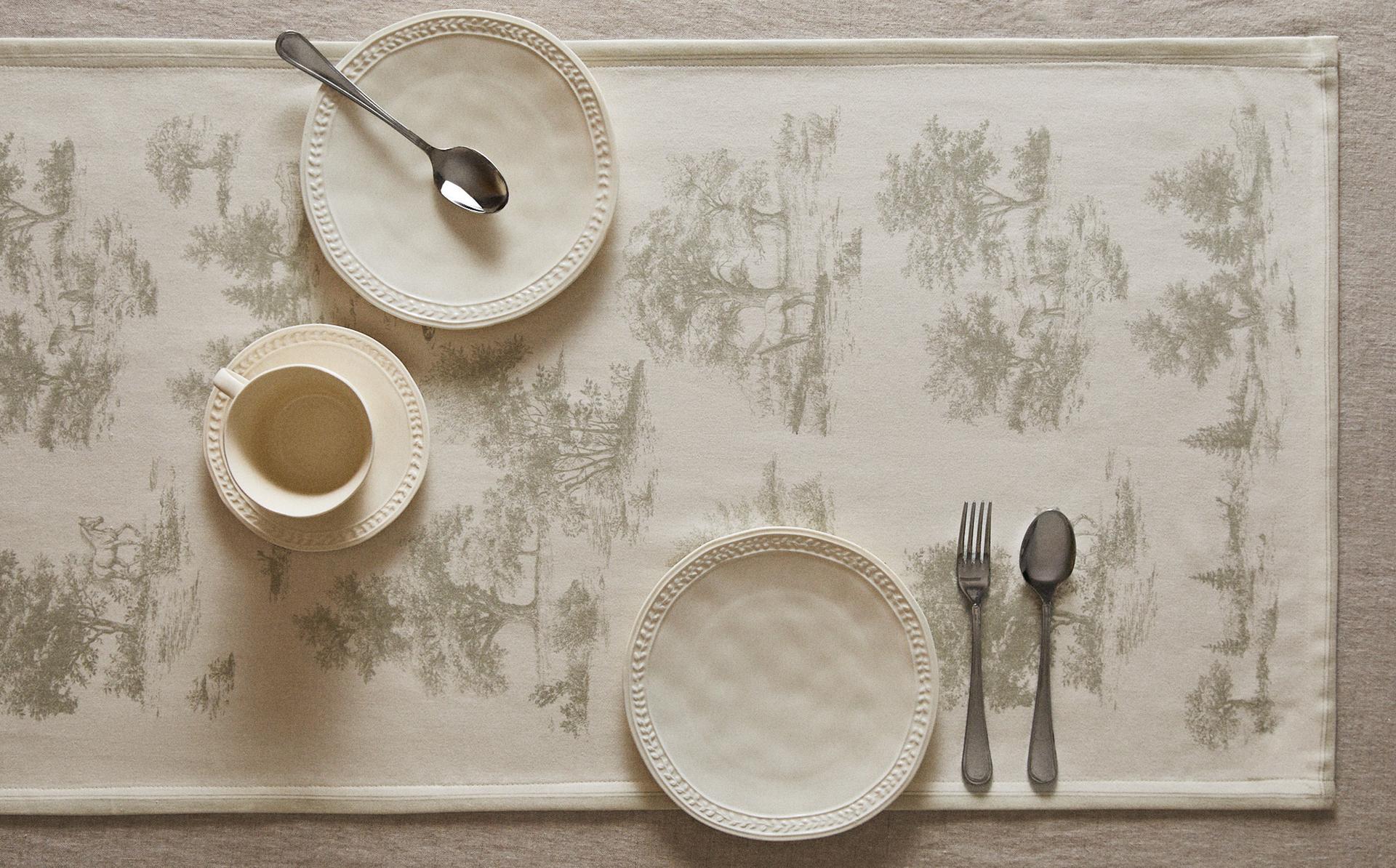 غطاء طاولة ضيق بطبعة توال دو جوي مع خيول غطاء طاولة ضيق بطبعة توال دو جوي مع خيول