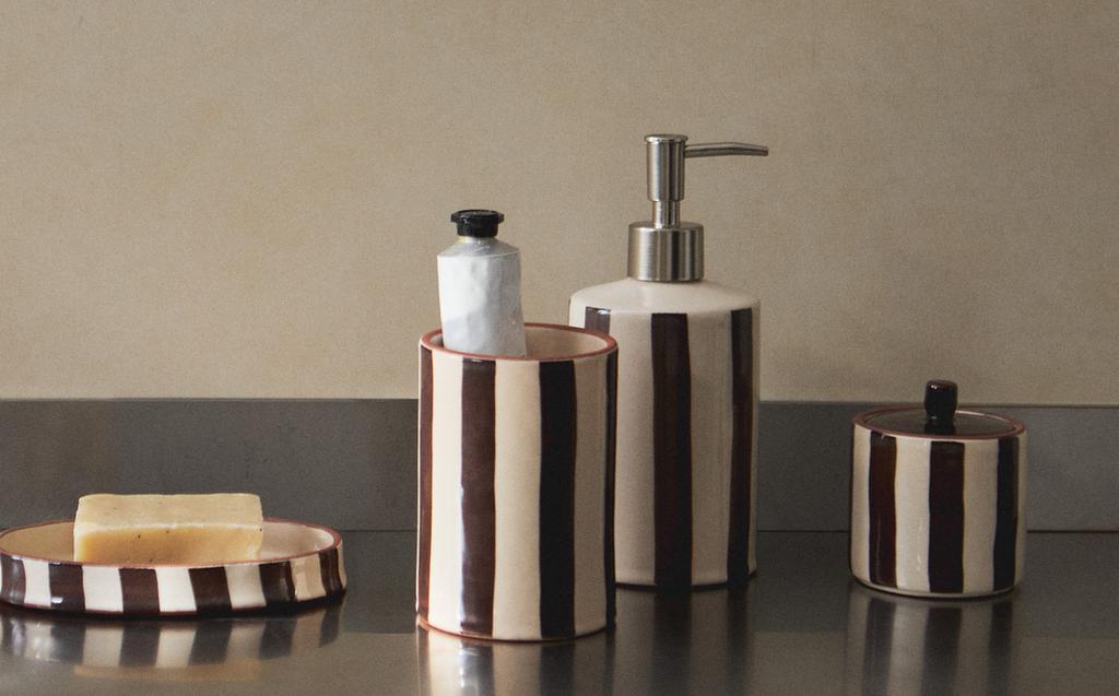 ACCESSORI PER IL BAGNO A RIGHE ACCESSORI PER IL BAGNO A RIGHE