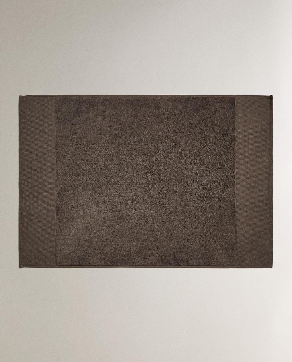 WIDE BORDER BATH MAT