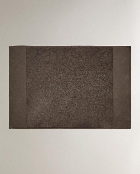 BATH MAT WITH WIDE EDGE