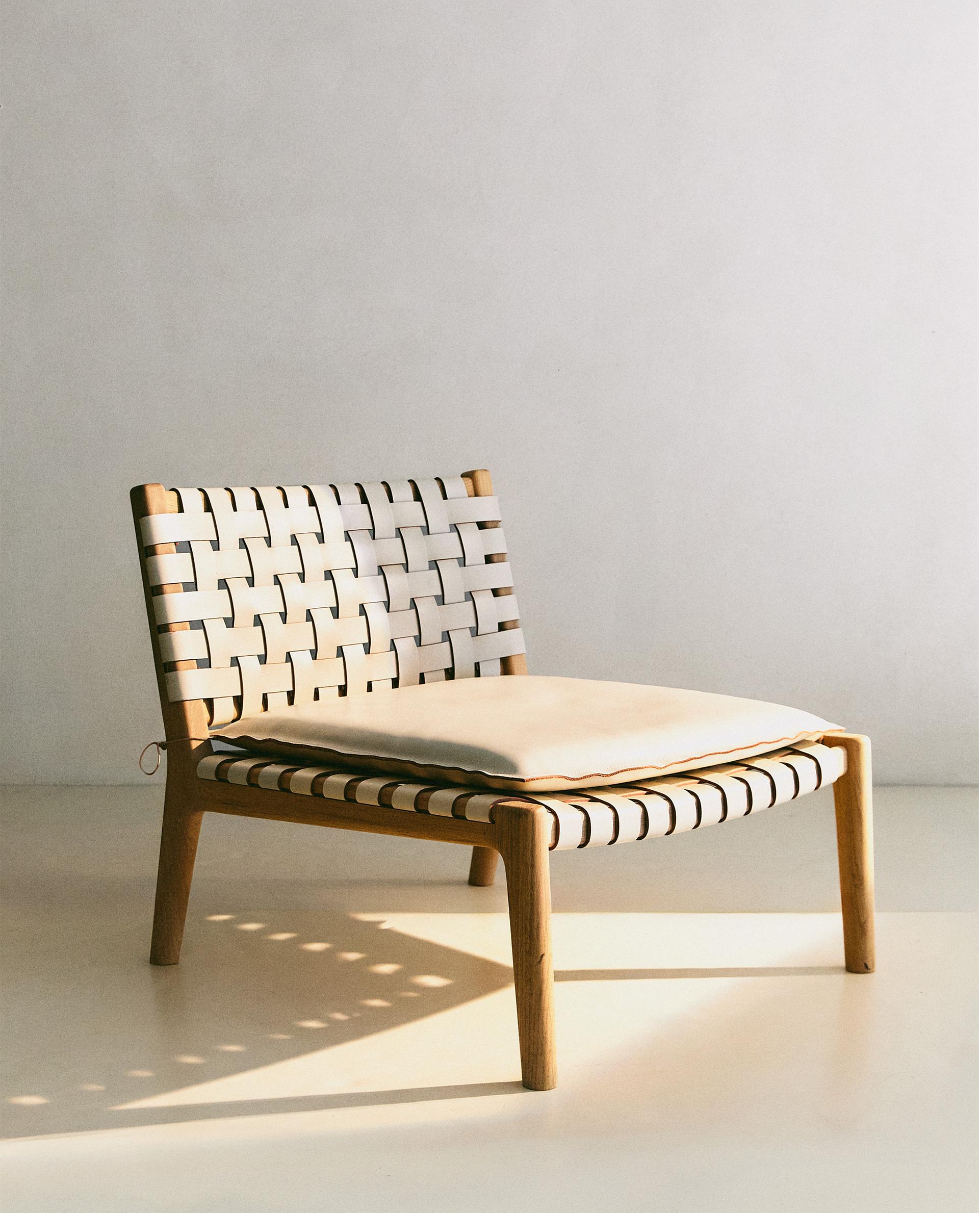 LOUNGE CHAIR 01