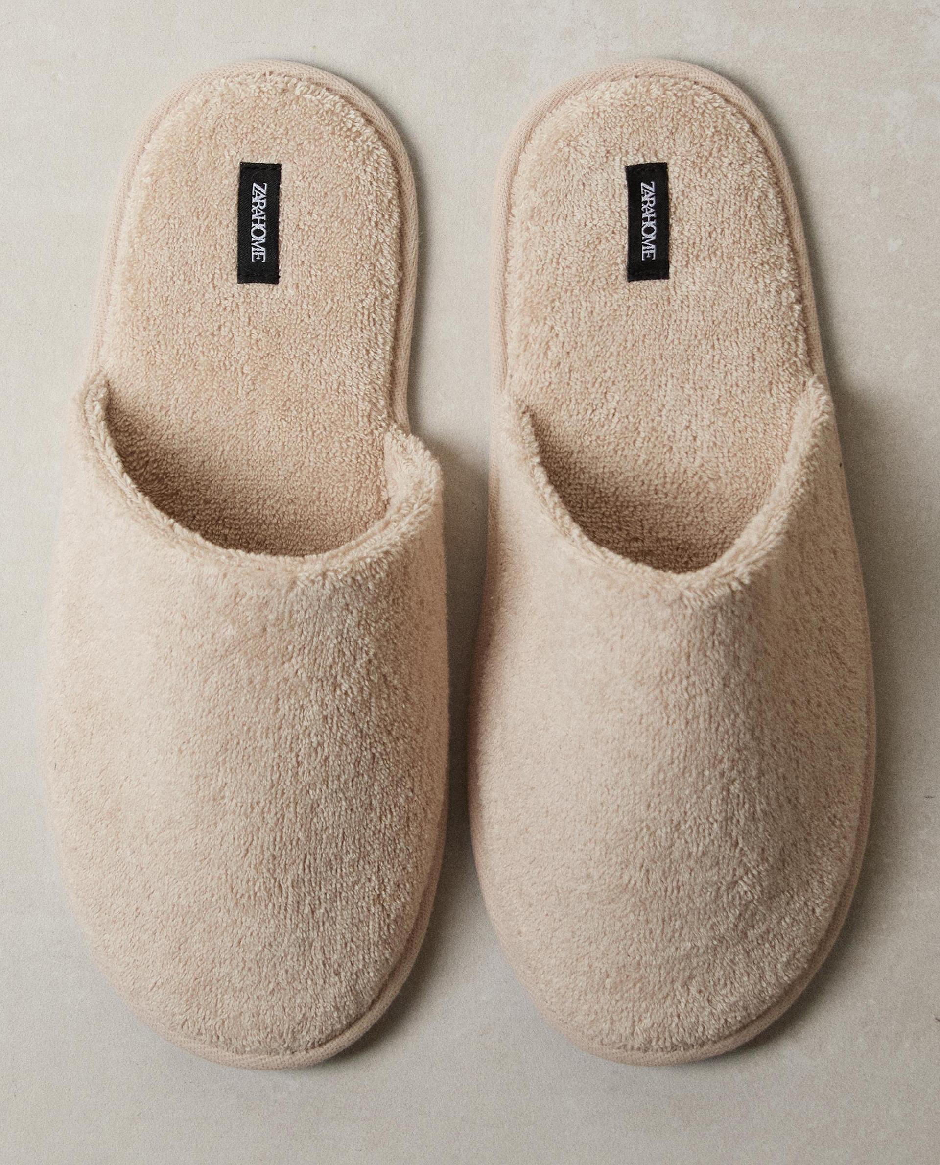 CHAUSSONS SERVIETTE DE BAIN CHAUSSONS SERVIETTE DE BAIN