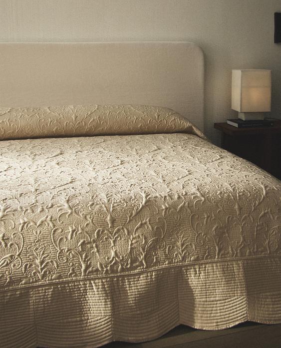 QUILTED QUILT WITH RAISED DESIGN