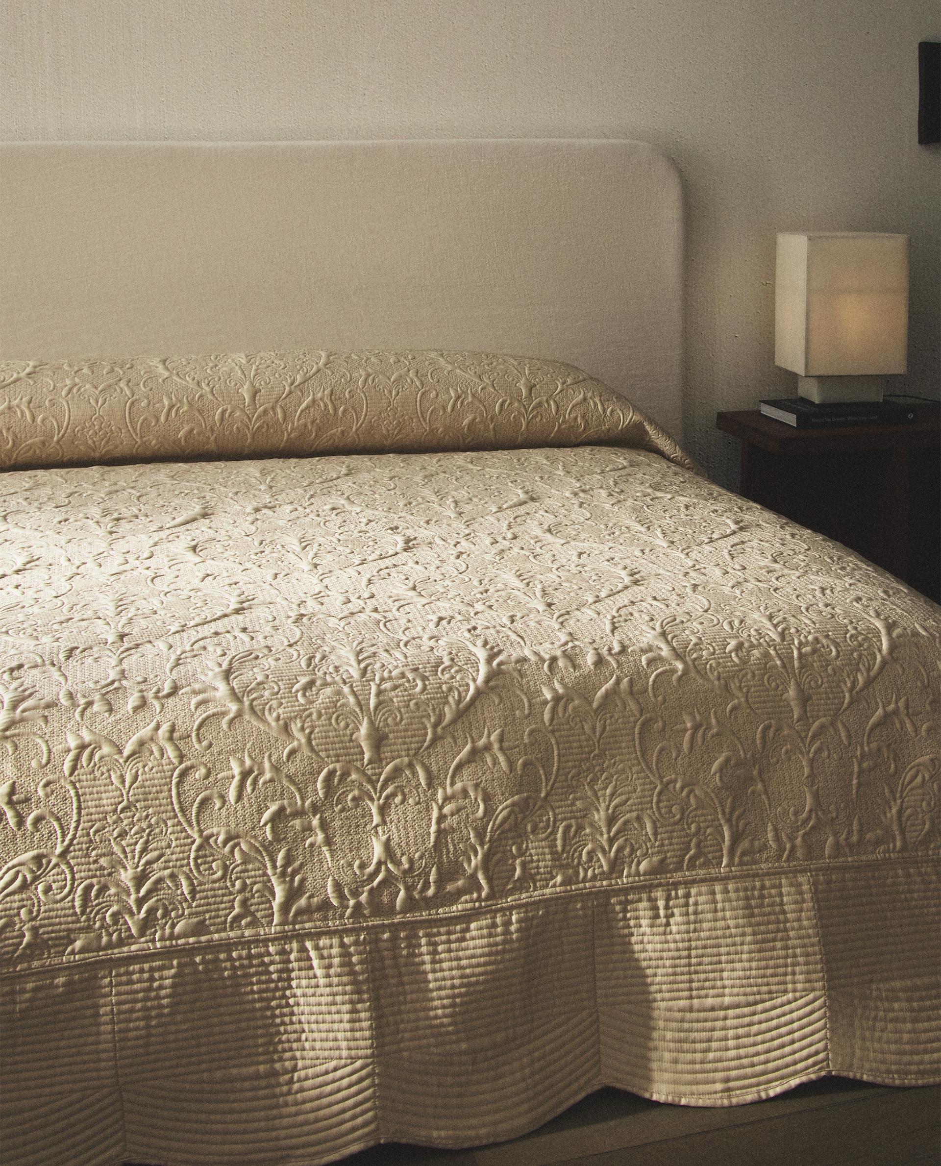 QUILTED QUILT WITH RAISED DESIGN QUILTED QUILT WITH RAISED DESIGN