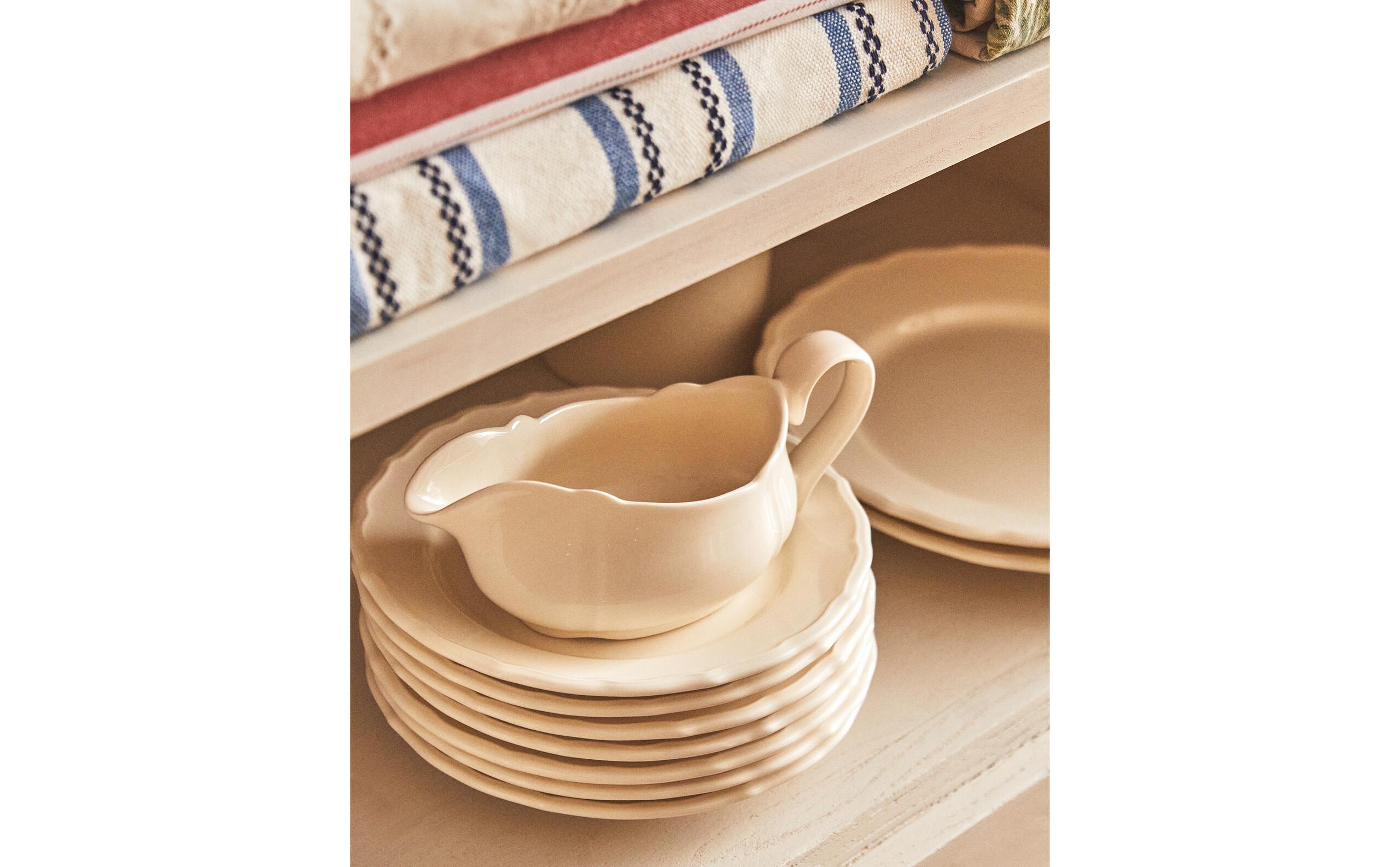 EARTHENWARE GRAVY BOAT WITH RAISED-EDGE DETAIL product thumbnail 14