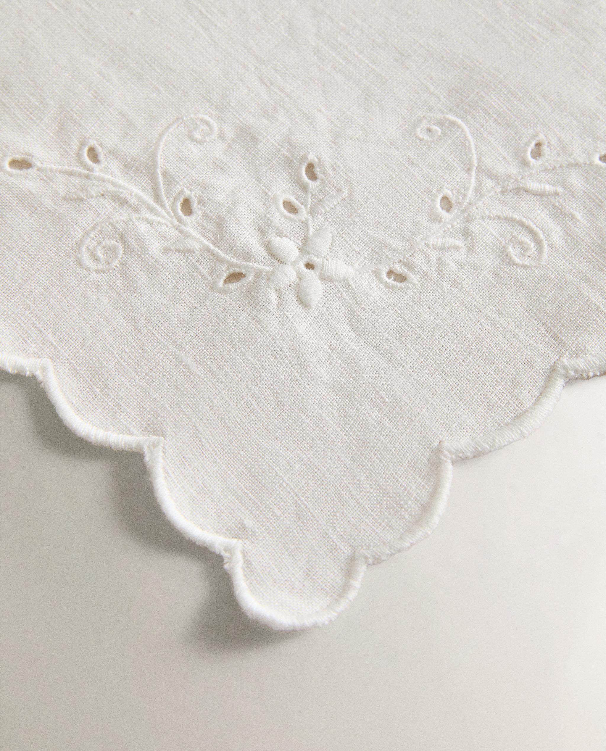 NAPKIN, SALT AND PEPPER SHAKERS product thumbnail 16