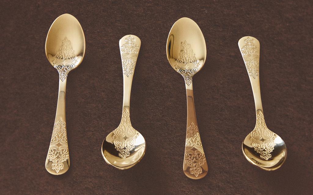 SET OF ENGRAVED DESSERT SPOONS (SET OF 4) SET OF ENGRAVED DESSERT SPOONS (SET OF 4)