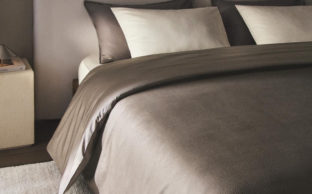 SATEEN JACQUARD DUVET COVER (300 THREAD COUNT) SATEEN JACQUARD DUVET COVER (300 THREAD COUNT)