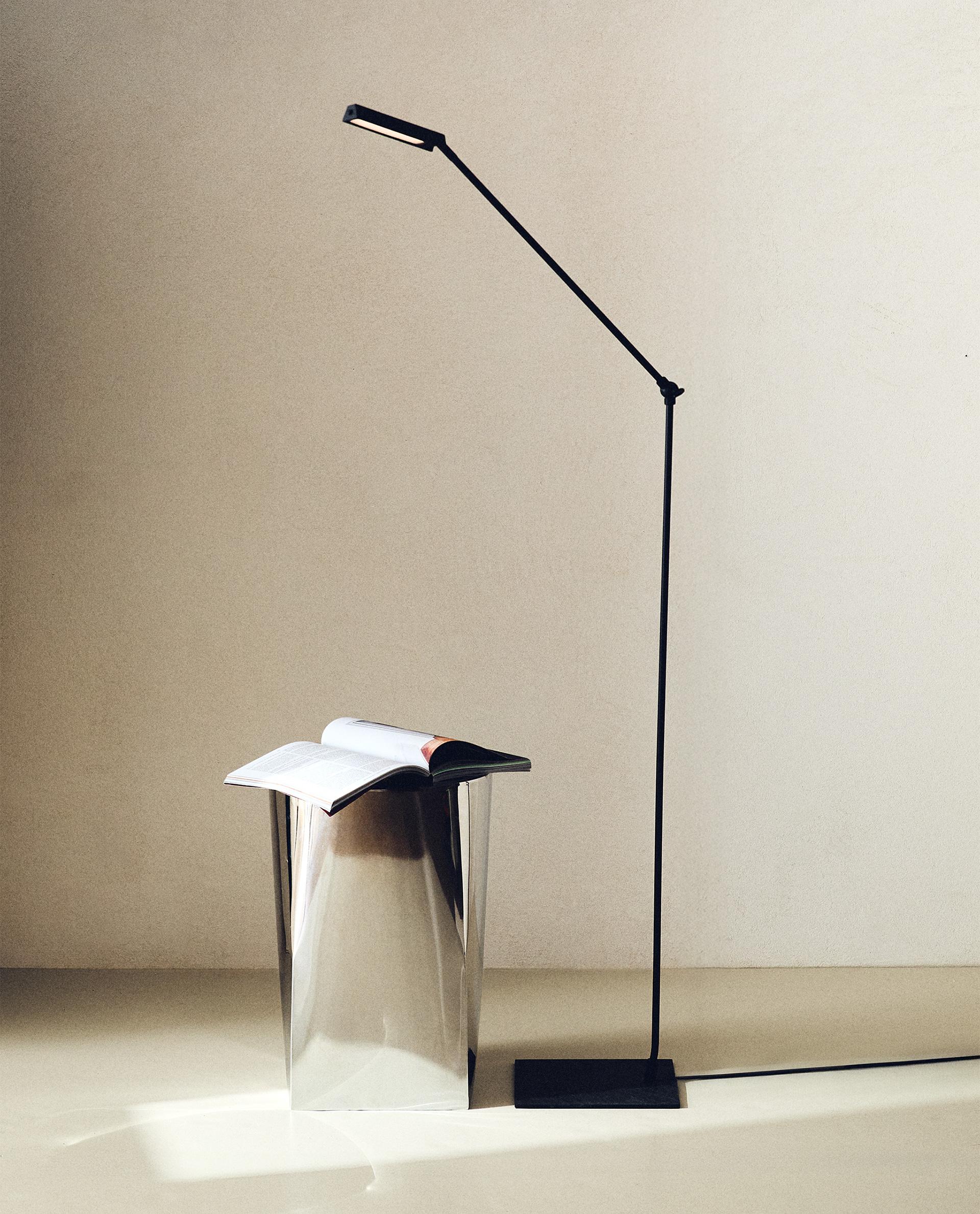 Lámpara Flexo Pie Metal LED Moderna y Elegante