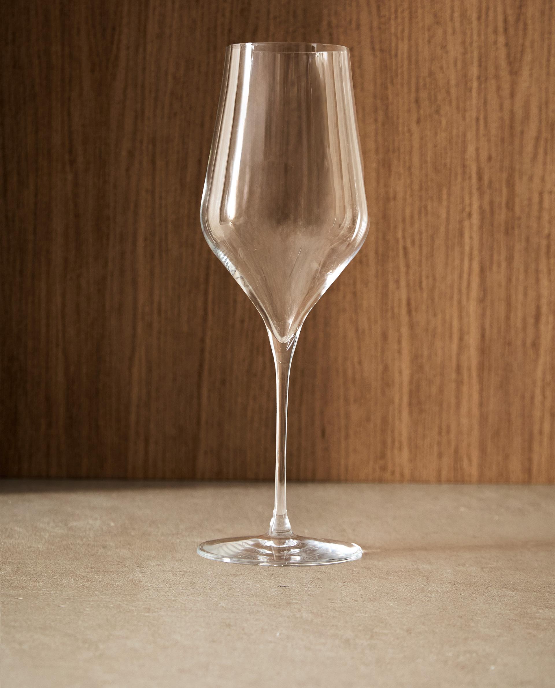 RAISED CRYSTALLINE WINE GLASS