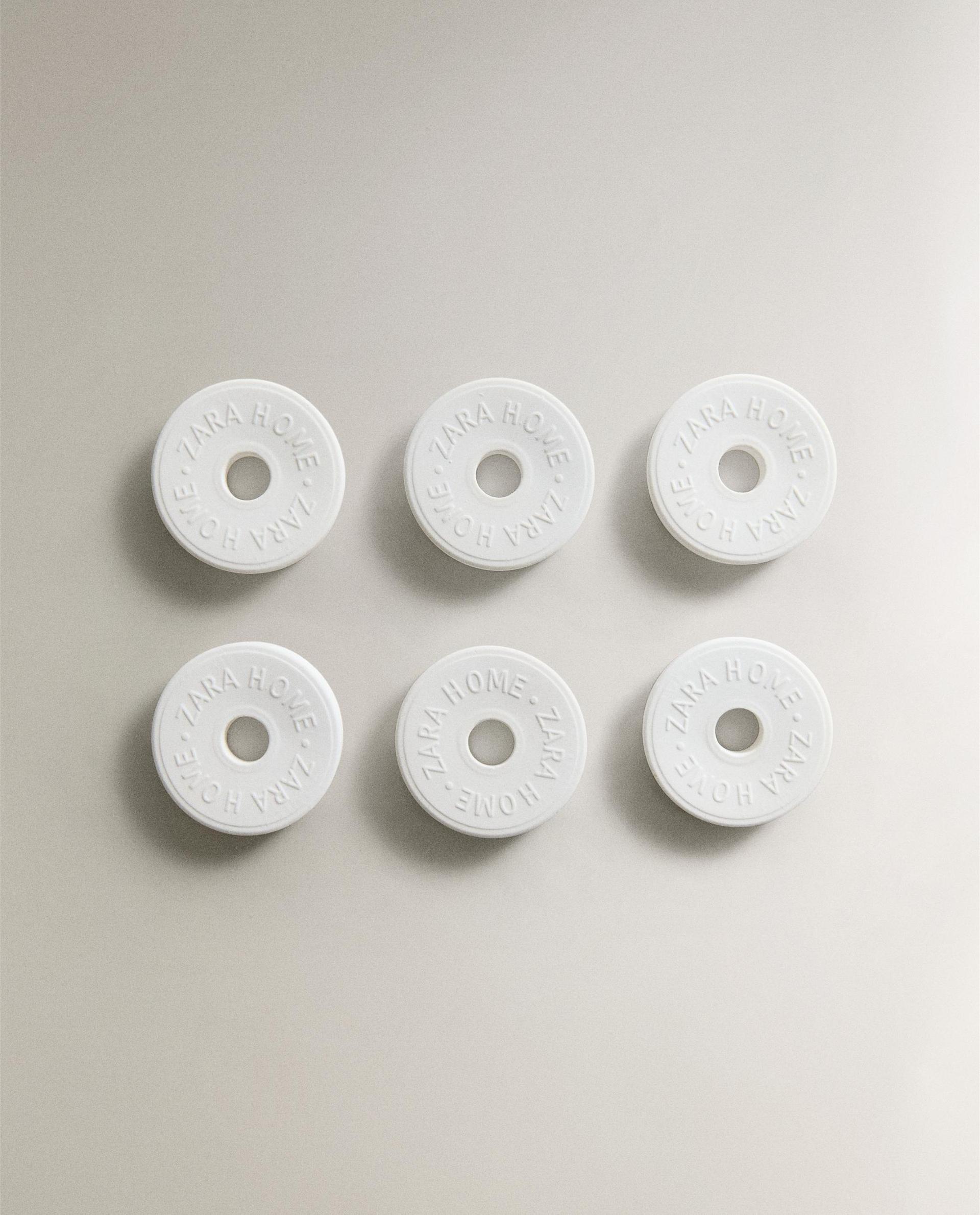 طقم سيراميك معطر برائحة "وايت باودري" (طقم من 6 قطع) طقم سيراميك معطر برائحة "وايت باودري" (طقم من 6 قطع)