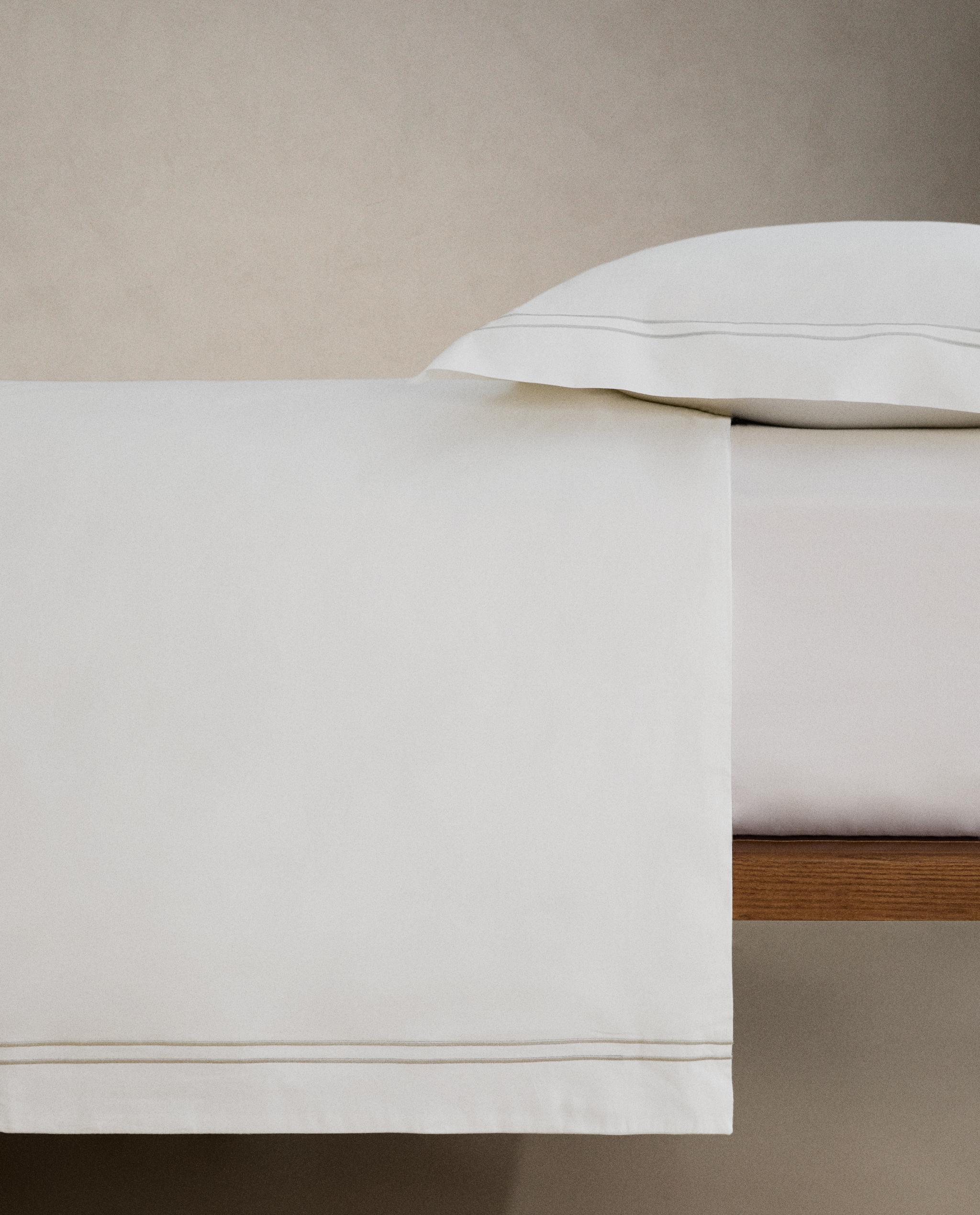 DUVET COVER WITH TWO EMBROIDERED DETAILS product thumbnail 4