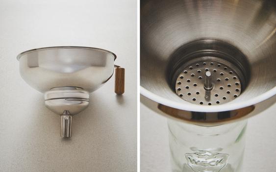 나무 손잡이가 달린 주방용 깔때기 나무 손잡이가 달린 주방용 깔때기