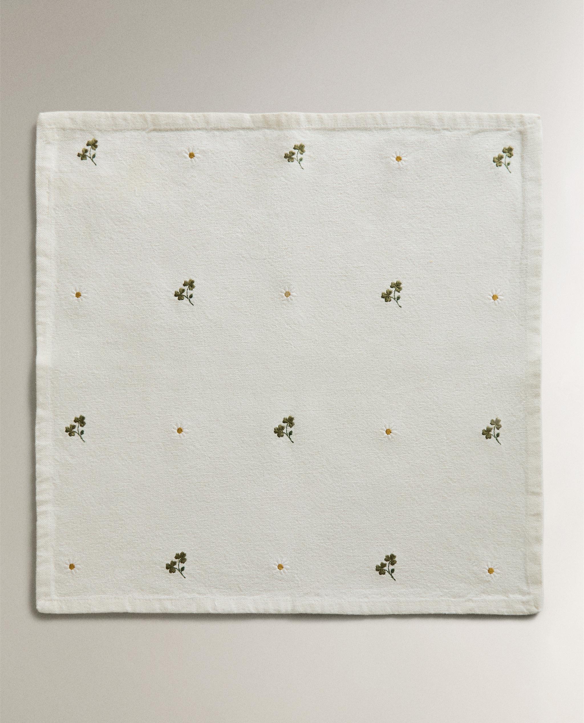 PACK OF EMBROIDERED CLOVER AND DAISY NAPKINS (PACK OF 2) product thumbnail 9