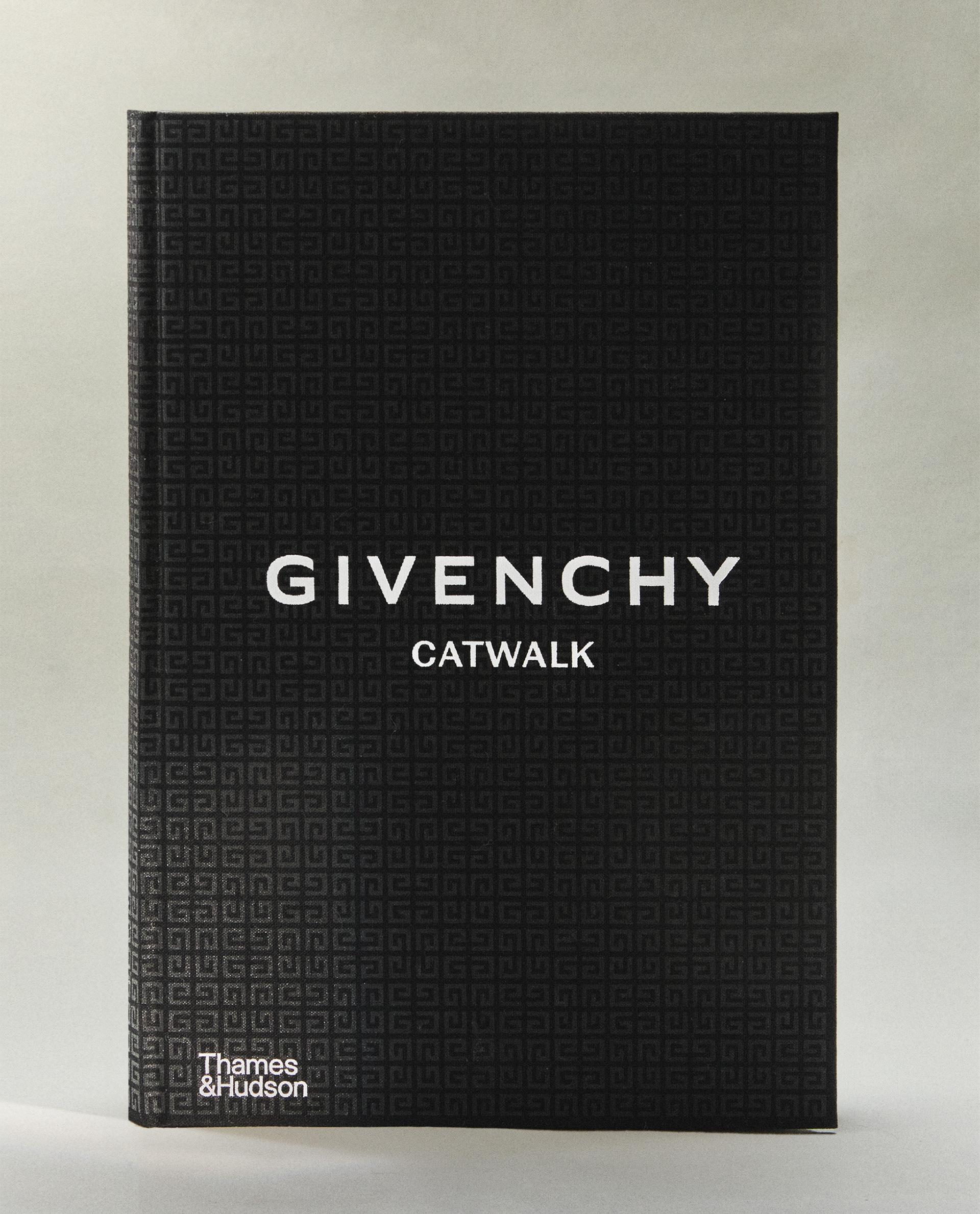 GIVENCHY CATWALK BOOK (ENGLISH) GIVENCHY CATWALK BOOK (ENGLISH)