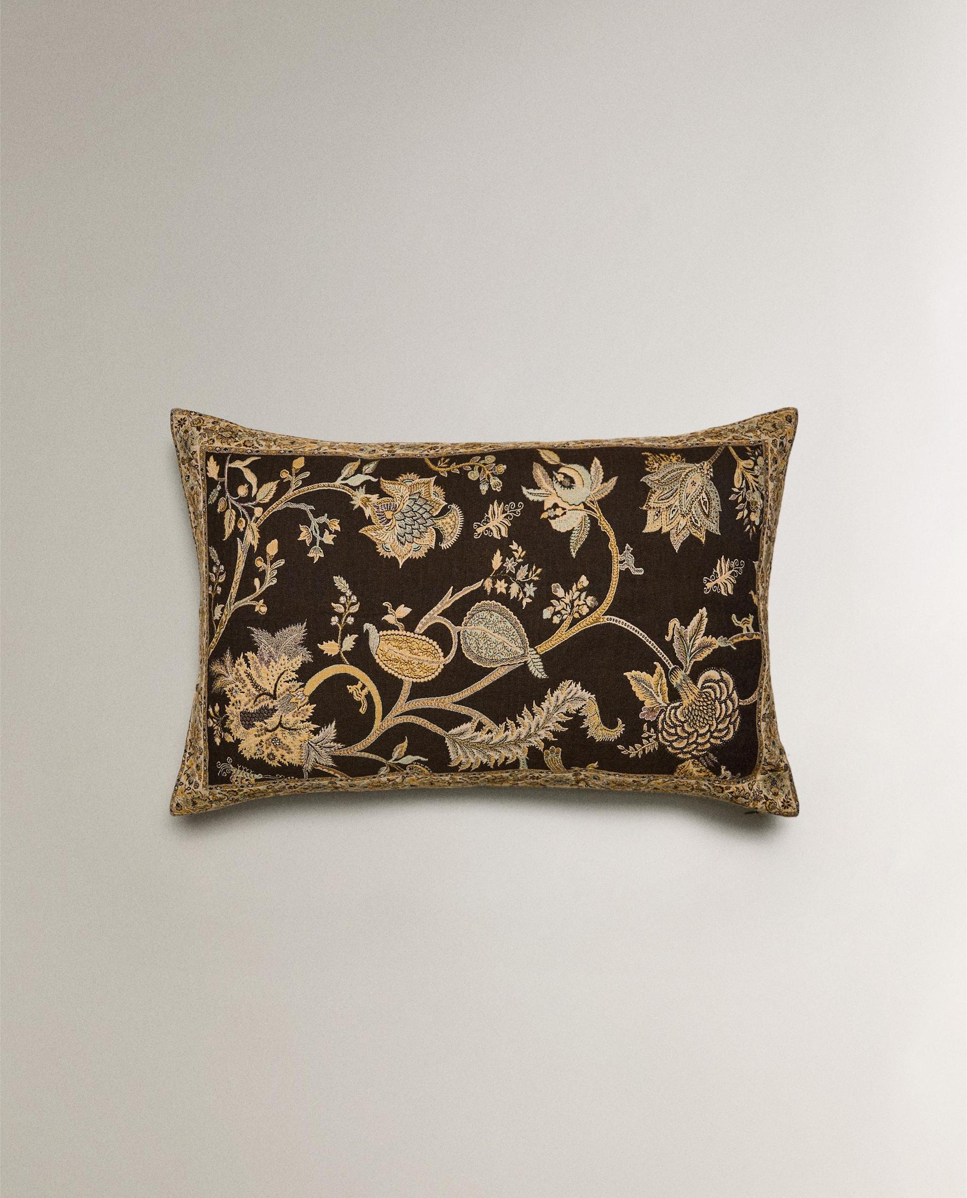 غلاف وسادة جاكار غلاف وسادة جاكار