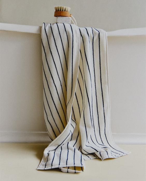 BADETUCH MIT FARBIGEM STREIFEN