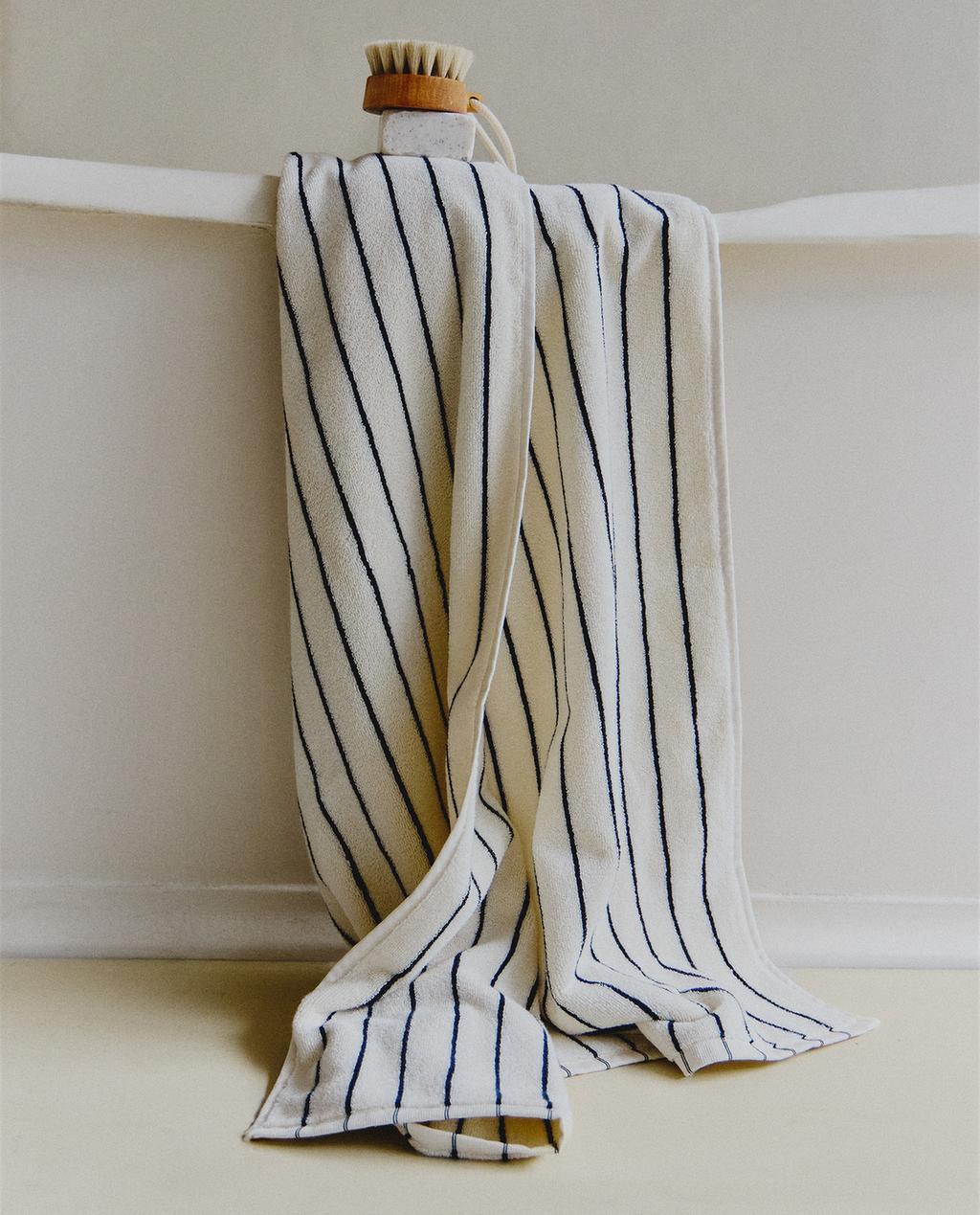 منشفة حمام بخطوط ملونة