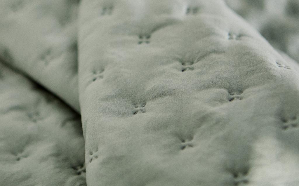 QUILTED BEDSPREAD WITH DOTS