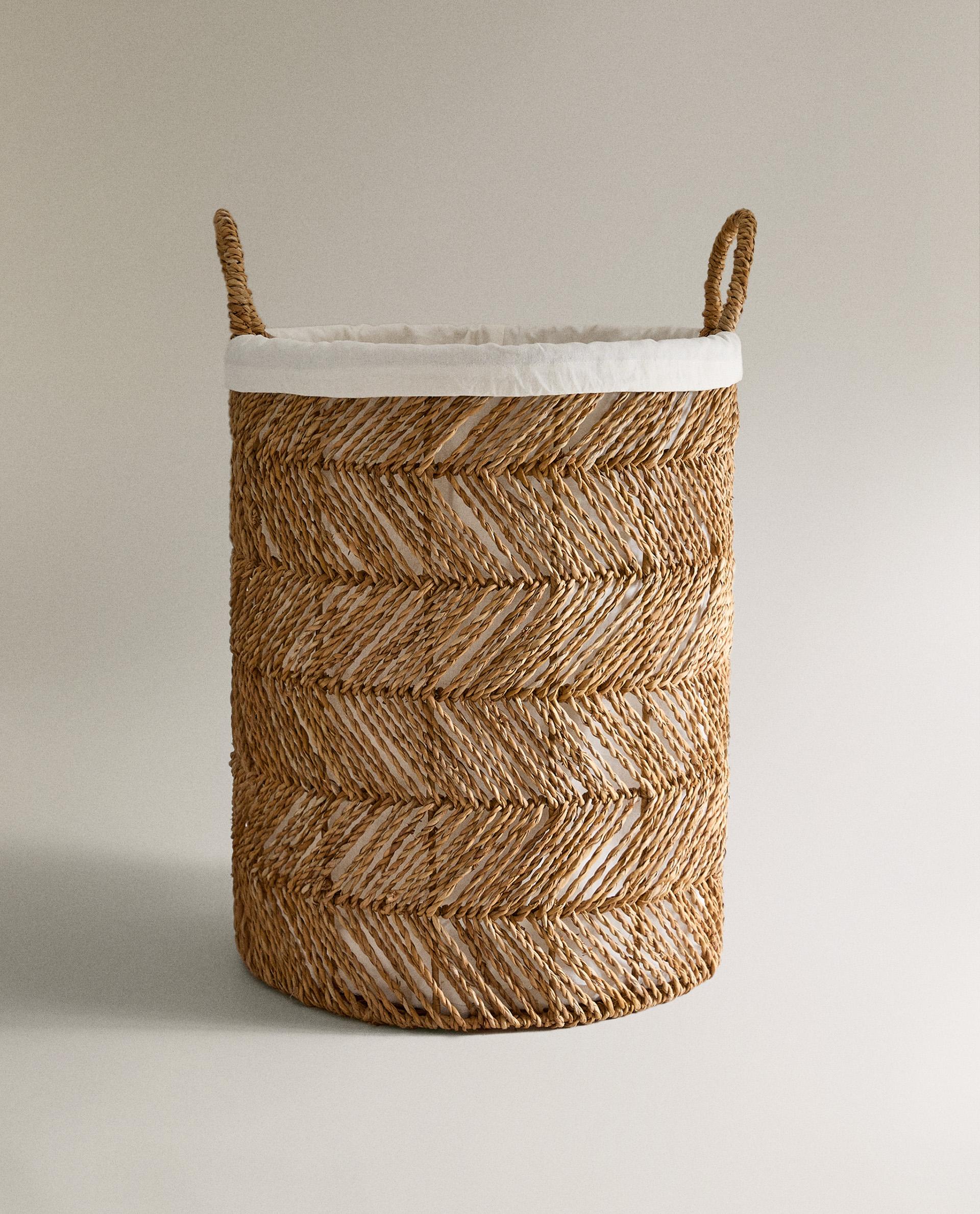 ROUND HAMPER WITH LINEN LINING