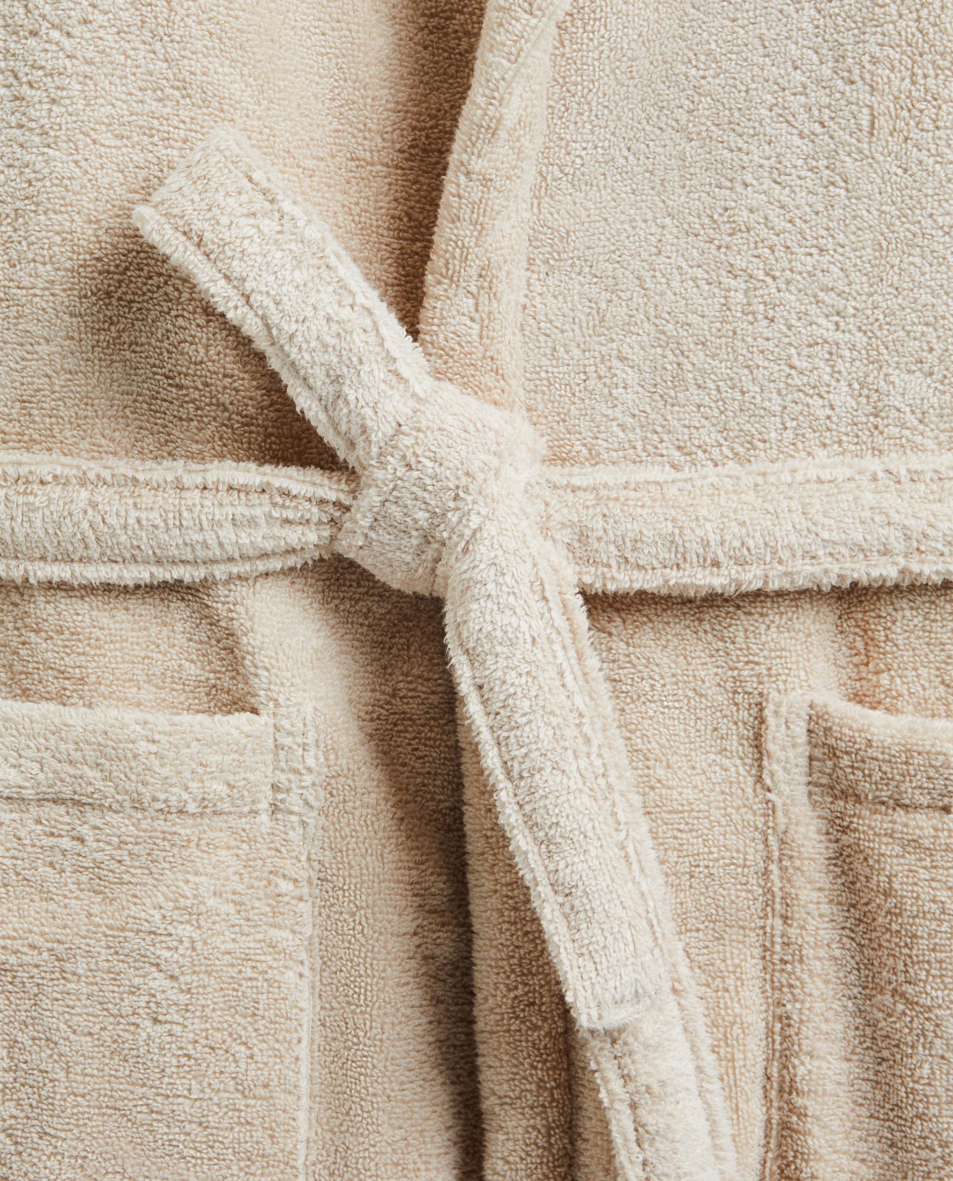 EXTRA SOFT HOODED BATHROBE (380 GXM²)