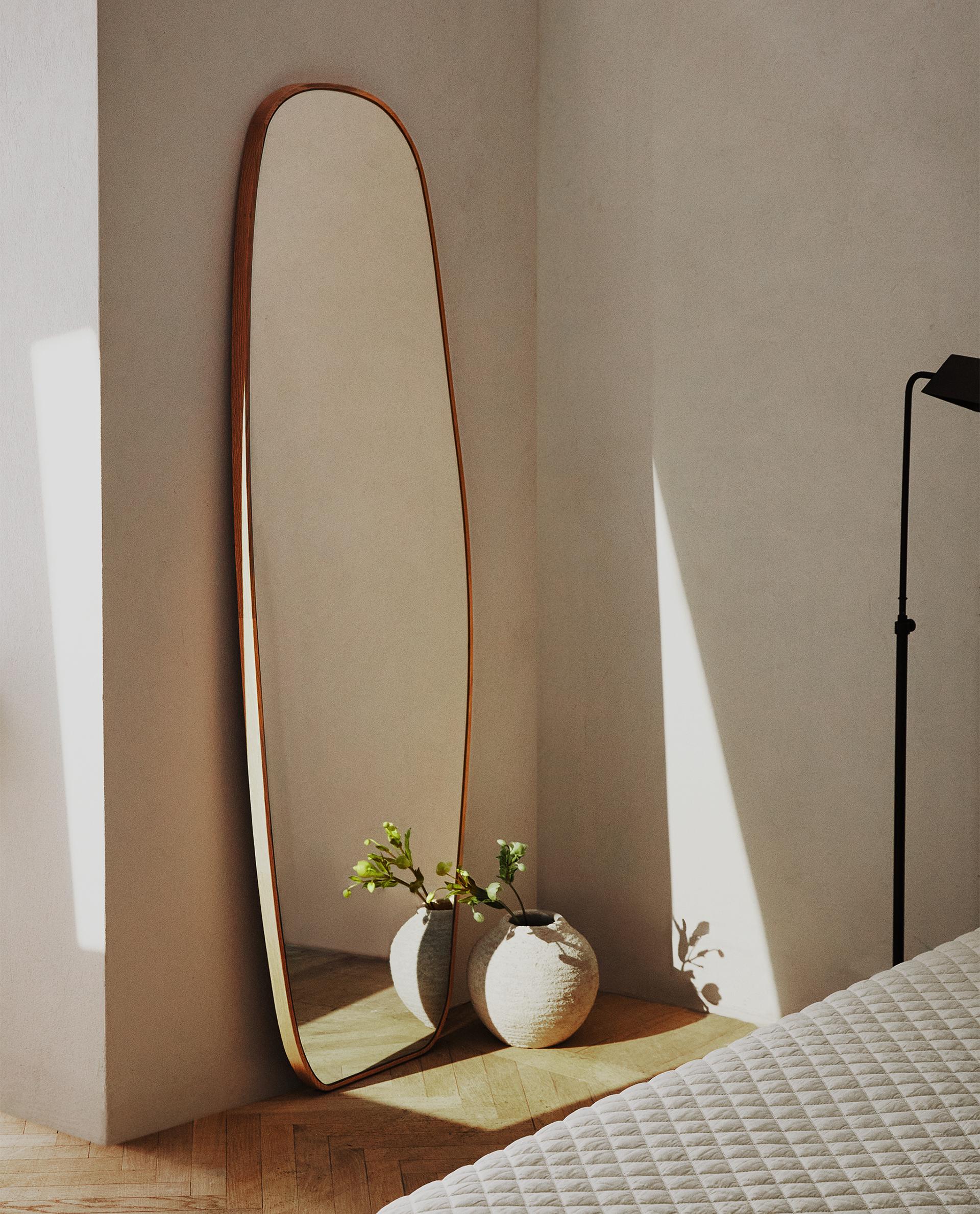 IRREGULAR-SHAPED MIRROR
