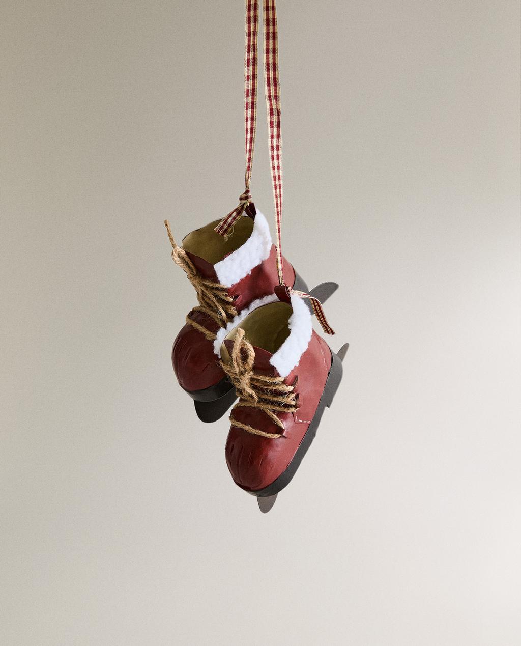 HANGING CHRISTMAS DECORATION WITH METAL ICE SKATES