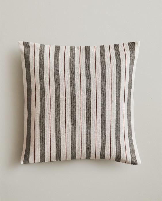 غلاف وسادة مخطط