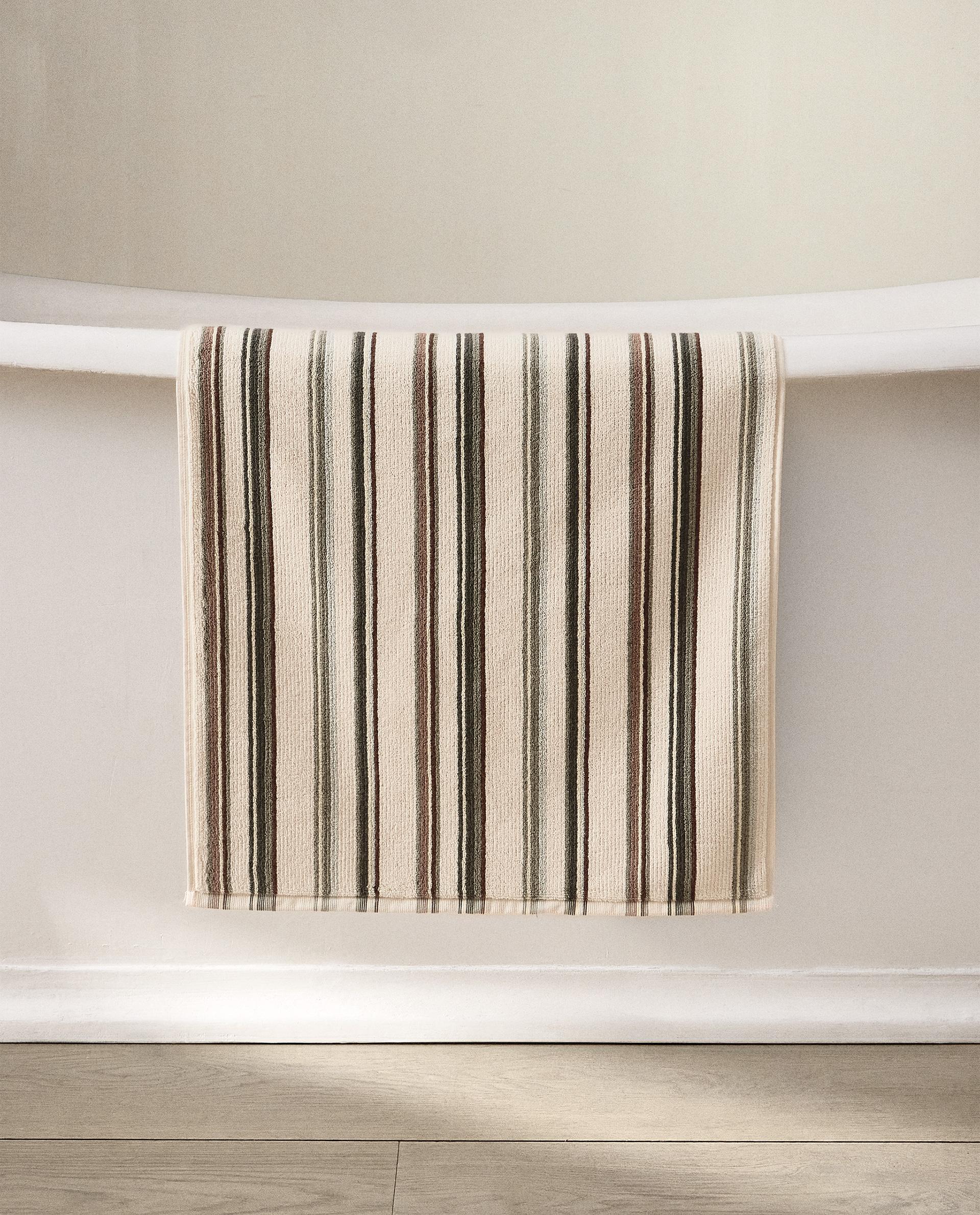 BATH MAT WITH IRREGULAR STRIPES BATH MAT WITH IRREGULAR STRIPES