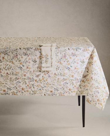 FAȚĂ DE MASĂ RĂȘINATĂ CU IMPRIMEU FLORAL