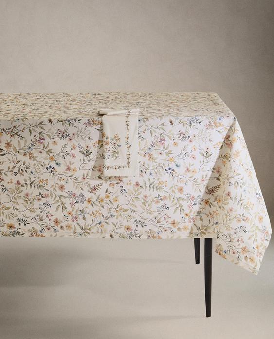 TISCHDECKE AUS HARZ MIT BLUMENPRINT TISCHDECKE AUS HARZ MIT BLUMENPRINT