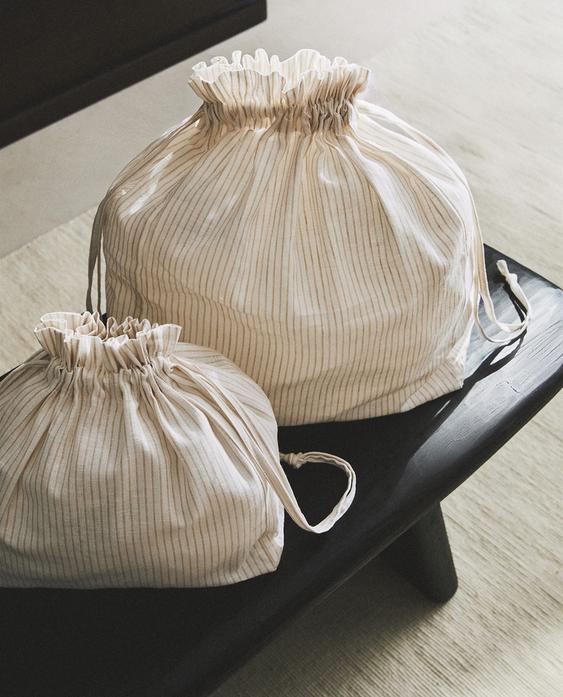 BOLSA LISTRADA COM FECHO DE CORDÃO