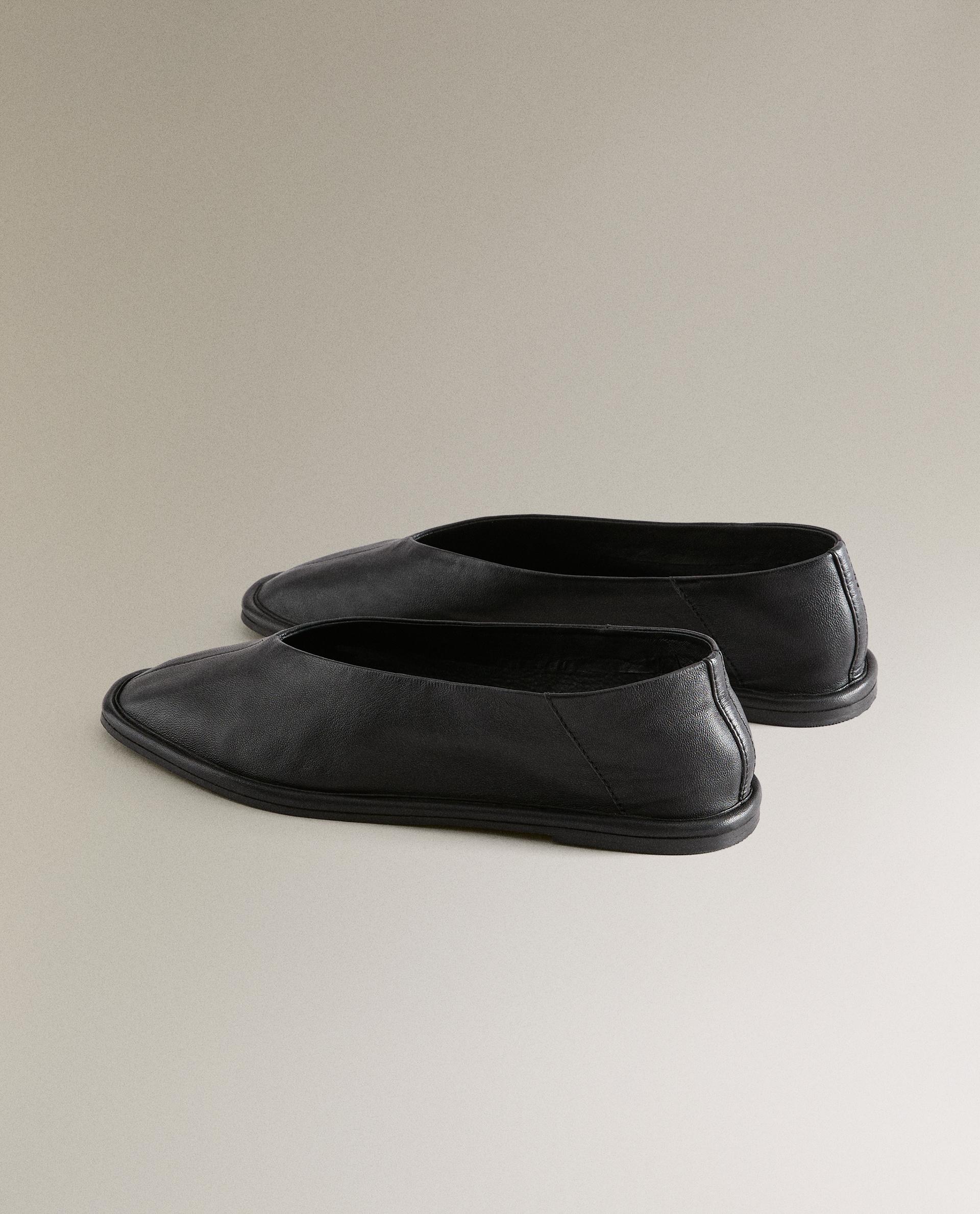 LEATHER BALLERINAS