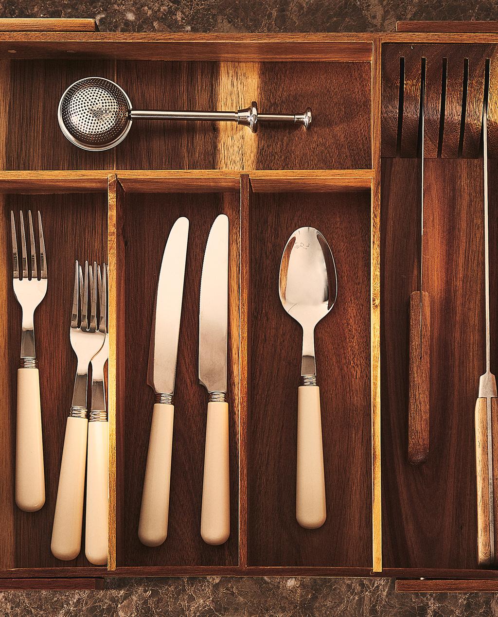 EXTENDIBLE WOODEN CUTLERY TRAY