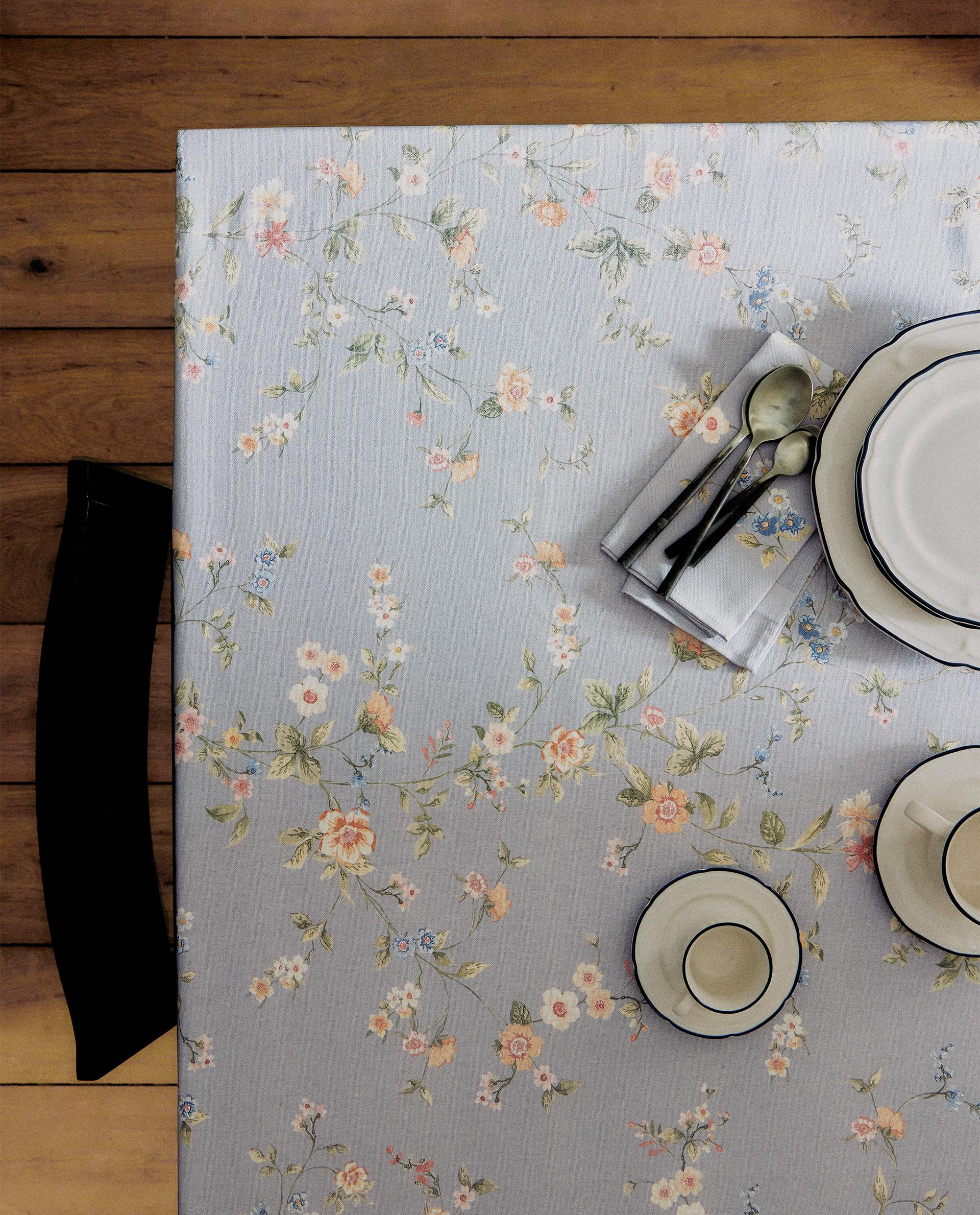 TABLECLOTH WITH SMALL FLORAL PRINT TABLECLOTH WITH SMALL FLORAL PRINT
