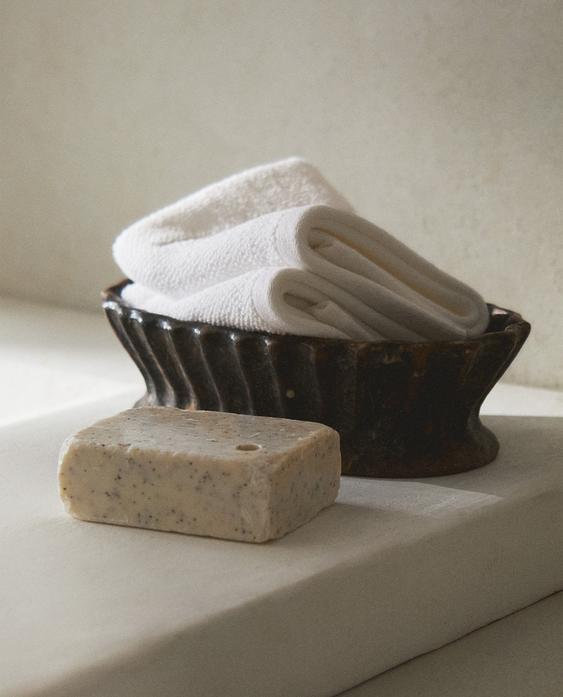 RAISED TERRACOTTA BATHROOM TRAY