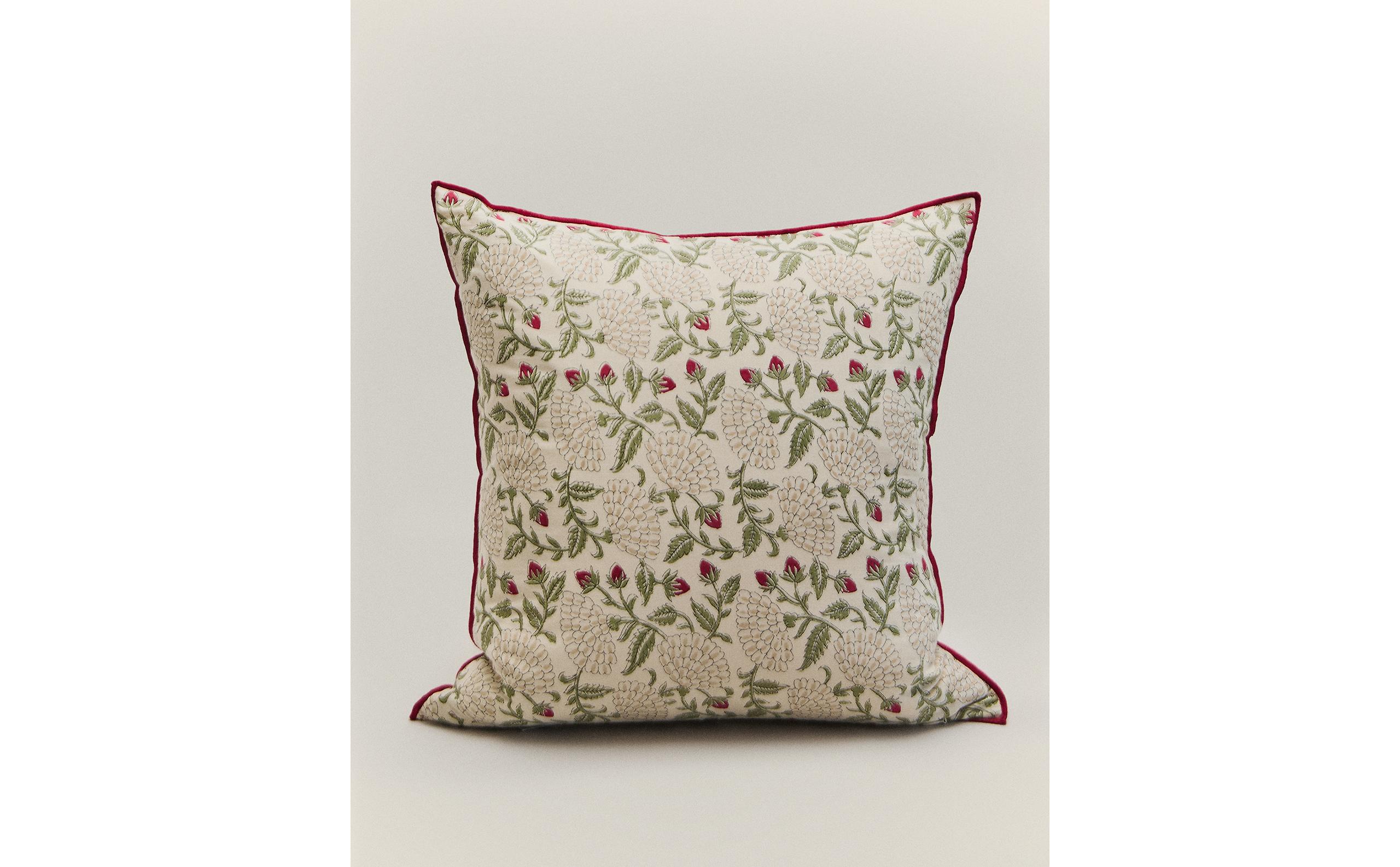 STRAWBERRY FLOWER CUSHION COVER product thumbnail 9