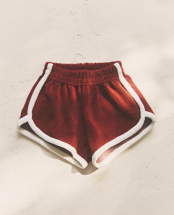 SHORT DE PLAGE ENFANT EN TISSU ÉPONGE SHORT DE PLAGE ENFANT EN TISSU ÉPONGE